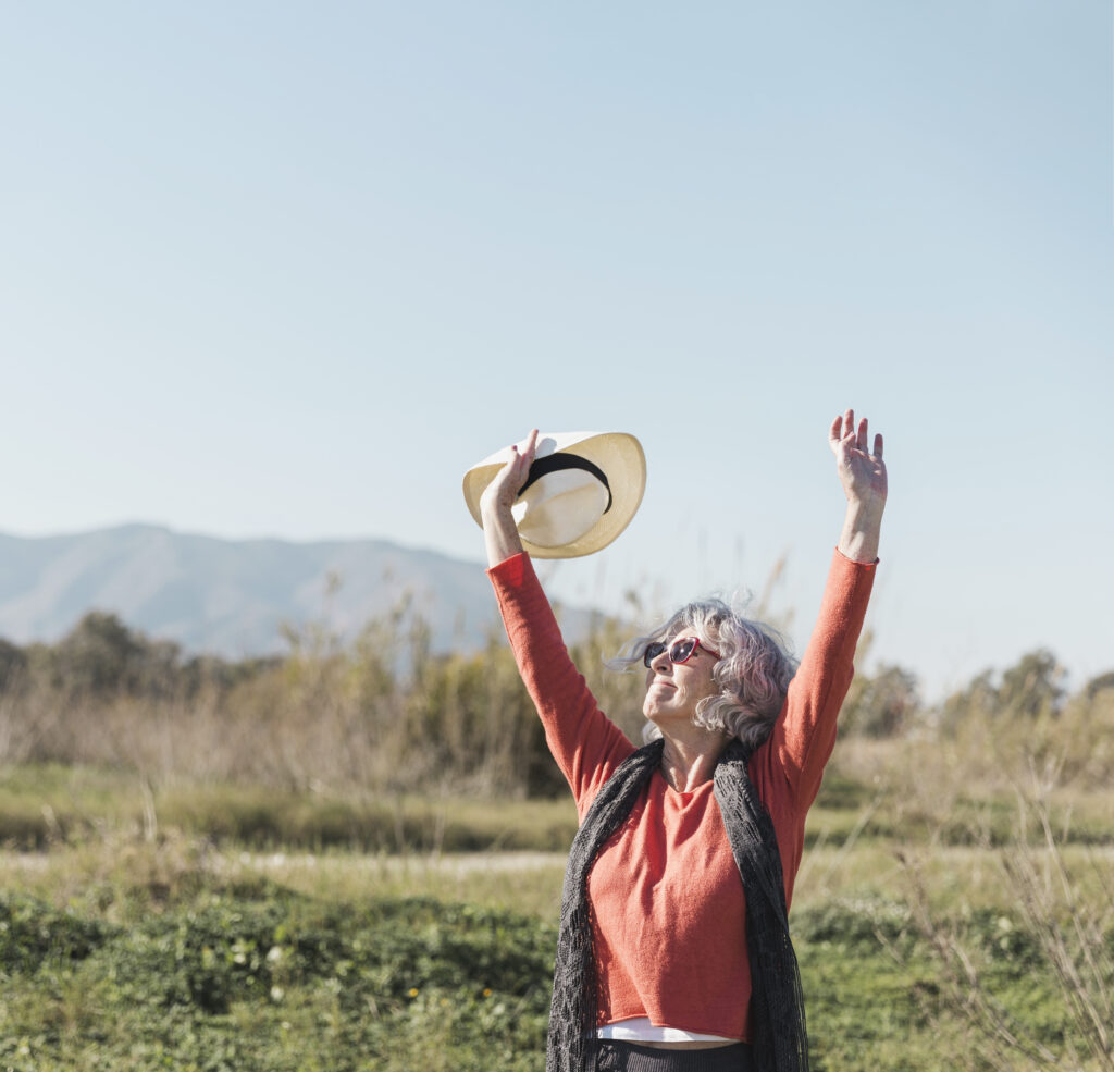 voyante coup femme lunettes soleil chapeau